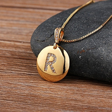 Colar de Letras Charmosas em Cobre e Zircônia