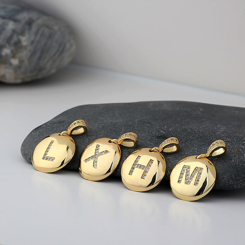Colar de Letras Charmosas em Cobre e Zircônia