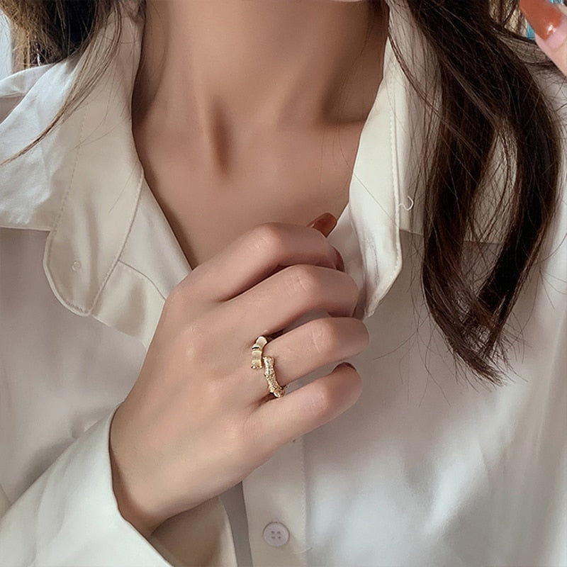 Anel Bambu Dourado com Opalas Ajustável - Coleção Luxo