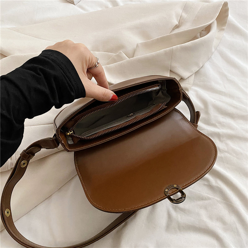 Bolsa TransversaL Saddle em couro PU