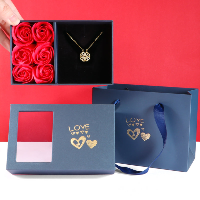 Colar de Luxo em corações Trevo + Brinde (6 rosas)